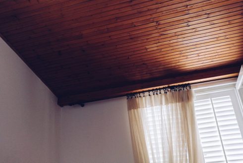 Дерев’яна стеля в інтер’єрі квартири