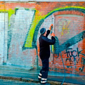 Змивання графіті та написів на стінах